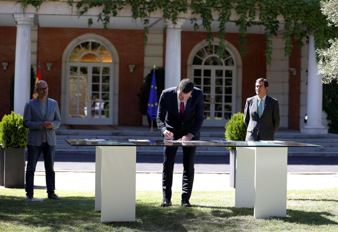Firma del 'Acuerdo por la reactivación económica y el empleo'. Firma del 'Acuerdo por la reactivación económica y el empleo'.