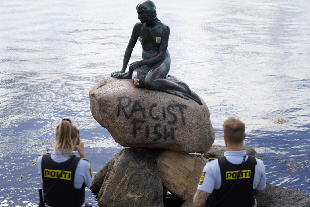 Pintadas antirracistas en uno de los grandes símbolos de Dinamarca. Pintadas antirracistas en uno de los grandes símbolos de Dinamarca.