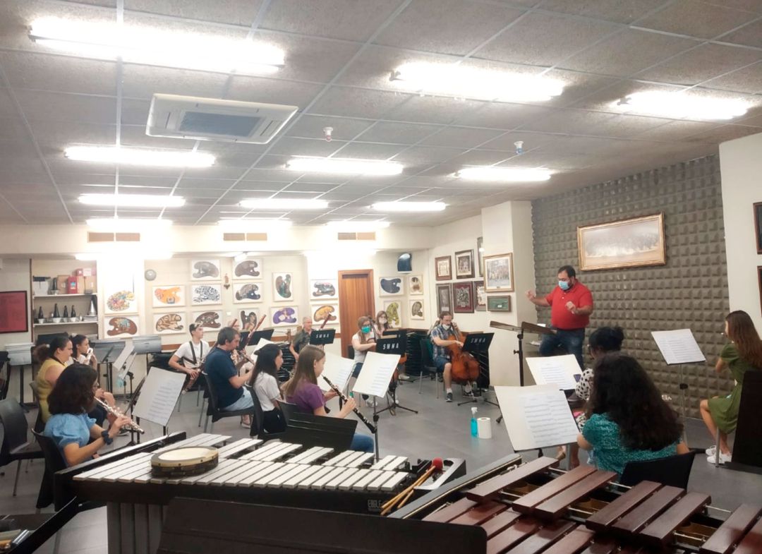 Un assaig del grup de vent-percussió, dirigit per José Antonio Llinares, per al concert d'aquest dissabte. Un assaig del grup de vent-percussió, dirigit per José Antonio Llinares, per al concert d'aquest dissabte.
