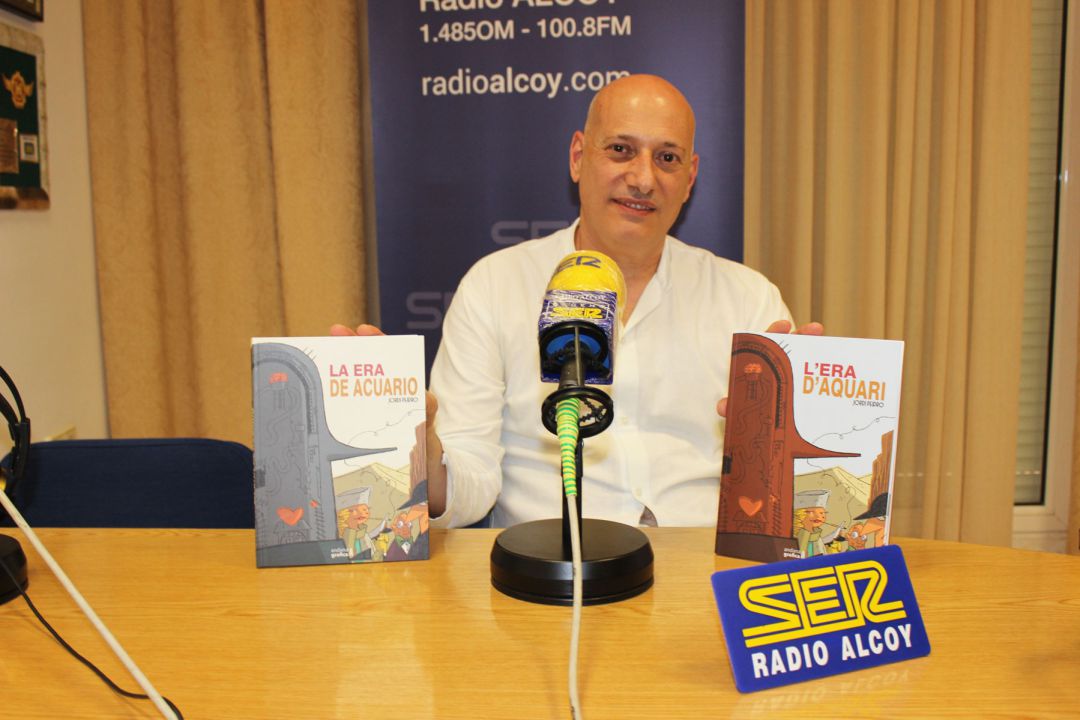 Jordi Peidro sostiene la versión en valenciano y en castellano de su nueva obra La Era de Acuario Jordi Peidro sostiene la versión en valenciano y en castellano de su nueva obra La Era de Acuario