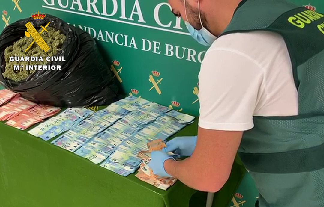 Imagen de la droga y dinero aprehendidos Imagen de la droga y dinero aprehendidos