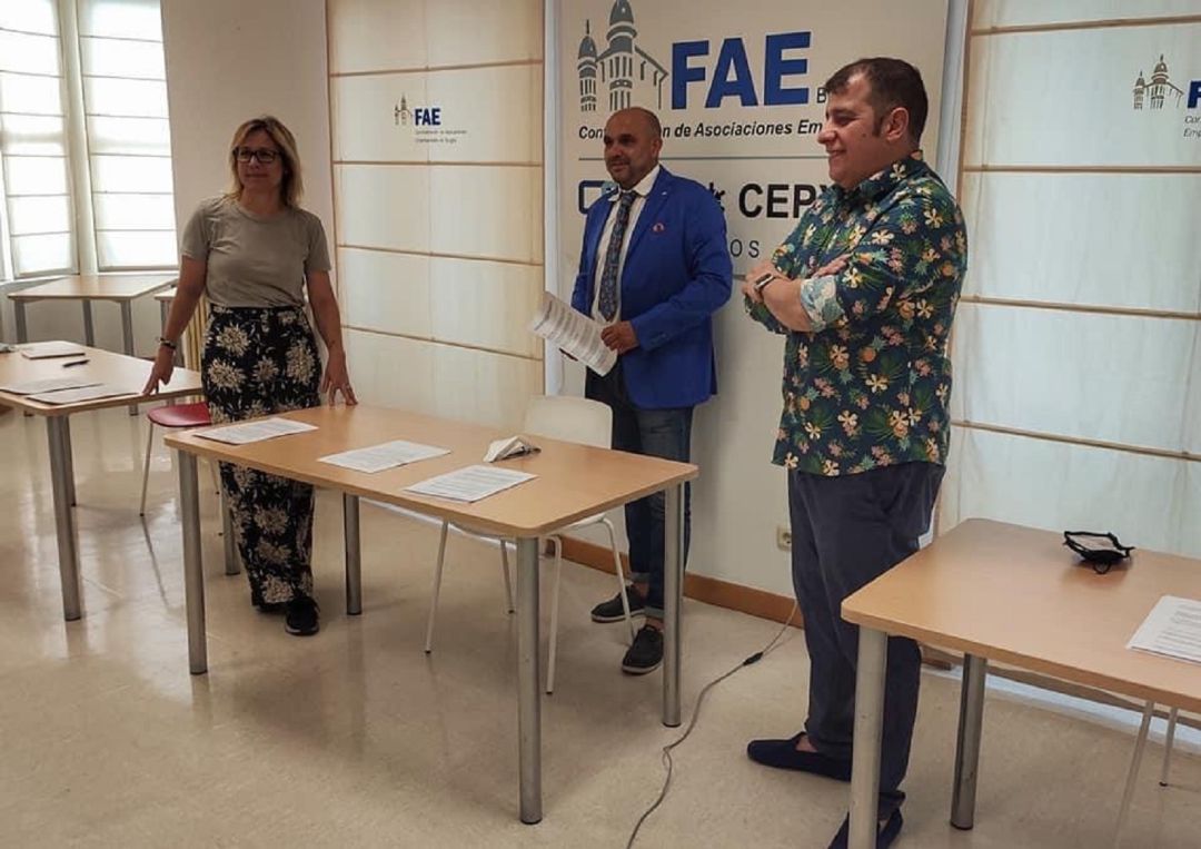 Nuria Leal (zqda), acompañada de Fernando de la Varga, presidente de la Federación Provincial de Empresarios de Hostelería (centro) y José Rey Fernández, presidente de la asociación de hosteleros de Miranda Altamira Nuria Leal (zqda), acompañada de Fernando de la Varga, presidente de la Federación Provincial de Empresarios de Hostelería (centro) y José Rey Fernández, presidente de la asociación de hosteleros de Miranda Altamira