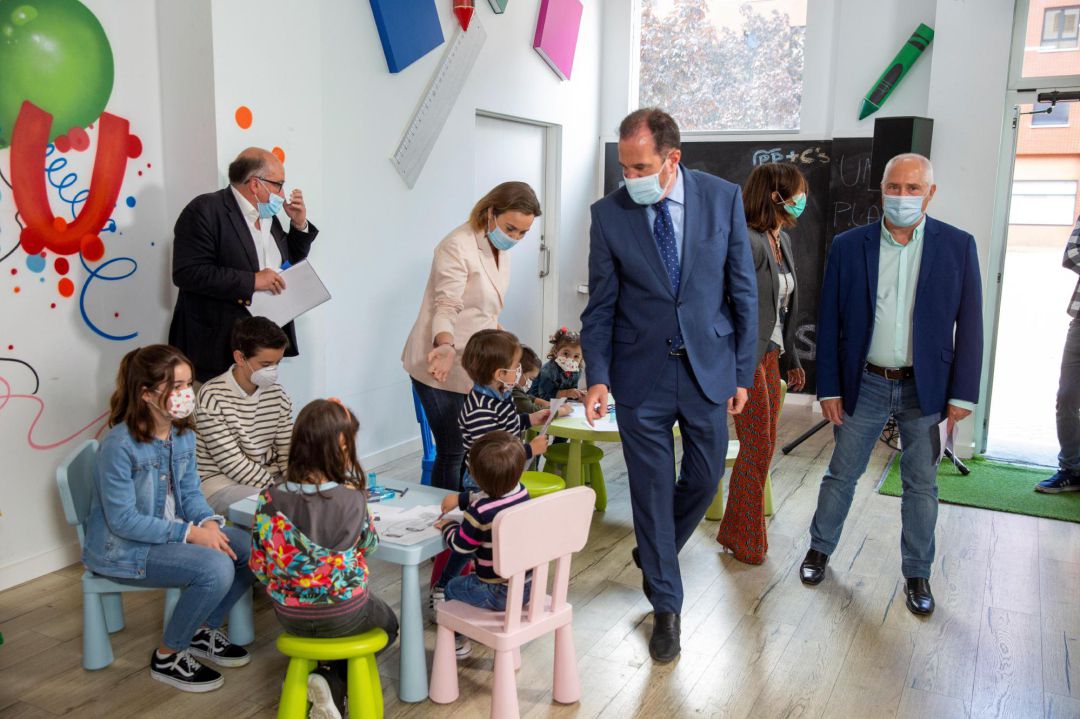 -El candidato de la coalición PP+Cs a lehendakari, Carlos Iturgaiz (2d), participa en un acto de campaña electoral junto a la vicesecretaria de Política Social del PP, Cuca Gamarra (2i), el cabeza de lista por Álava, Carmelo Barrio (i) y el candidato de Ciudadanos por este territorio José Manuel Gil (d). -El candidato de la coalición PP+Cs a lehendakari, Carlos Iturgaiz (2d), participa en un acto de campaña electoral junto a la vicesecretaria de Política Social del PP, Cuca Gamarra (2i), el cabeza de lista por Álava, Carmelo Barrio (i) y el candidato de Ciudadanos por este territorio José Manuel Gil (d).