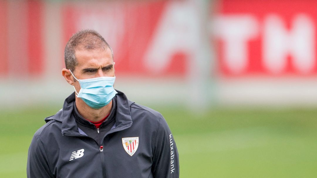 Gaizka Garitano pensativo en un entrenamiento del Athletic Gaizka Garitano pensativo en un entrenamiento del Athletic