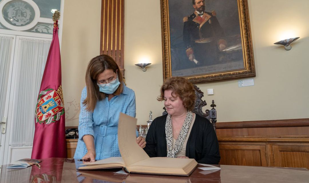 La embajadora letona, firmando en el libro de honor de la ciudad La embajadora letona, firmando en el libro de honor de la ciudad