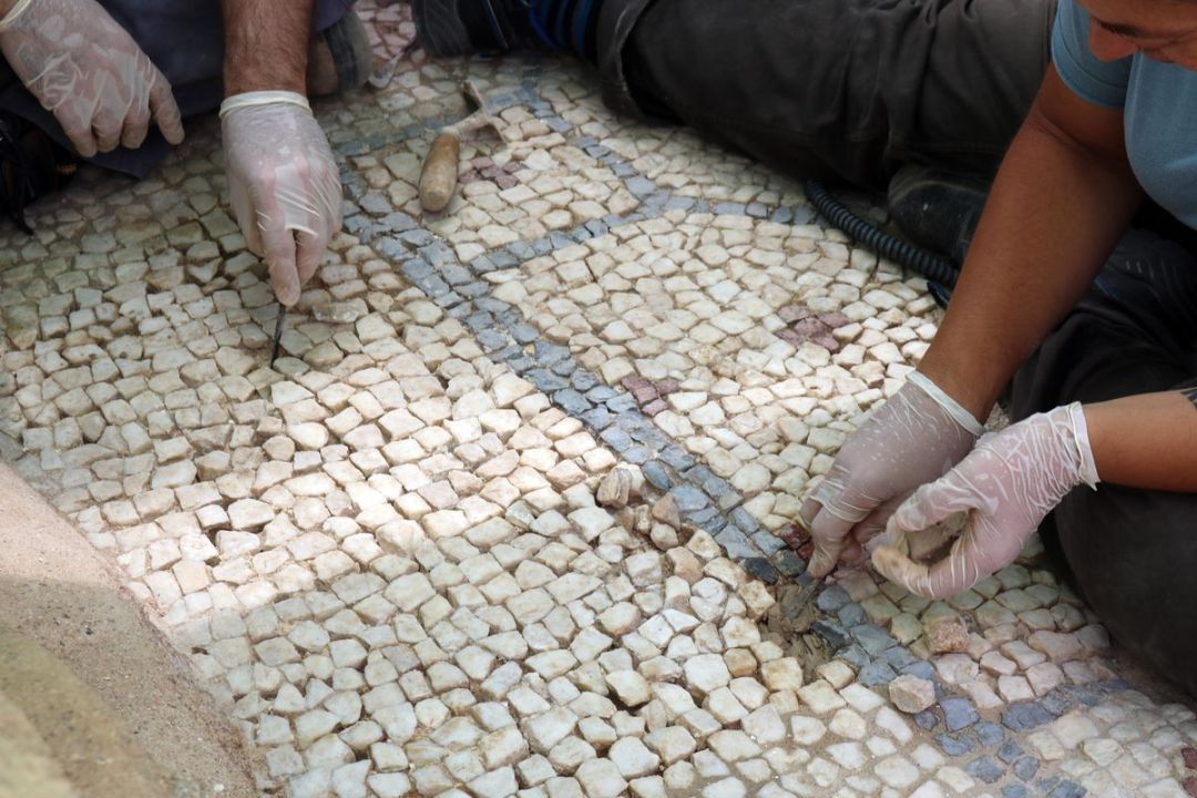 Trabajos de restauración sobre el mosaico Trabajos de restauración sobre el mosaico