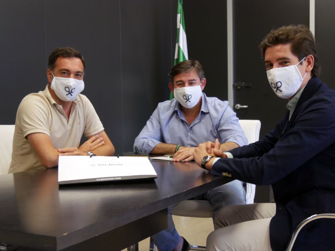 Firma del acuerdo entre Silbon y la entidad blanquiverde. Firma del acuerdo entre Silbon y la entidad blanquiverde.