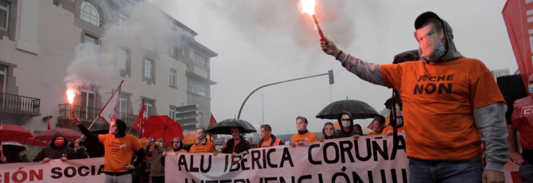 Trabajadores de Alu Ibérica y las centrales térmicas de As Pontes y Meirama, durante la concentración llevada a cabo ante la delegación del Gobierno en Galicia Trabajadores de Alu Ibérica y las centrales térmicas de As Pontes y Meirama, durante la concentración llevada a cabo ante la delegación del Gobierno en Galicia