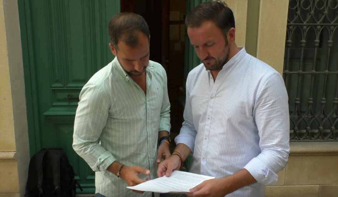 Pablo Ruz y José Navarro con el informe recibido del Síndic de Greuges Pablo Ruz y José Navarro con el informe recibido del Síndic de Greuges