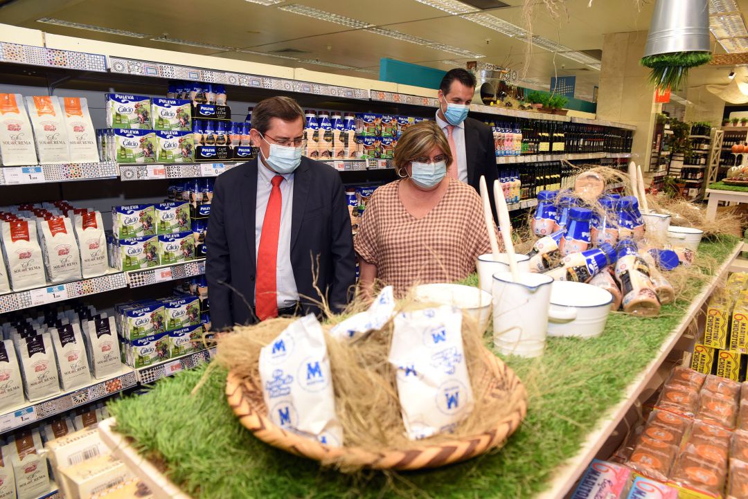 El presidente de la Diputación, José Entrena, la diputada de Empleo y Desarrollo Sostenible, Ana Muñoz, y el director de Comunicación y Relaciones Externas Institucionales de El Corte Inglés de Granada, Carlos Hernández durante la presentación de la promoción de productos "Sabor Granada" El presidente de la Diputación, José Entrena, la diputada de Empleo y Desarrollo Sostenible, Ana Muñoz, y el director de Comunicación y Relaciones Externas Institucionales de El Corte Inglés de Granada, Carlos Hernández durante la presentación de la promoción de productos "Sabor Granada"