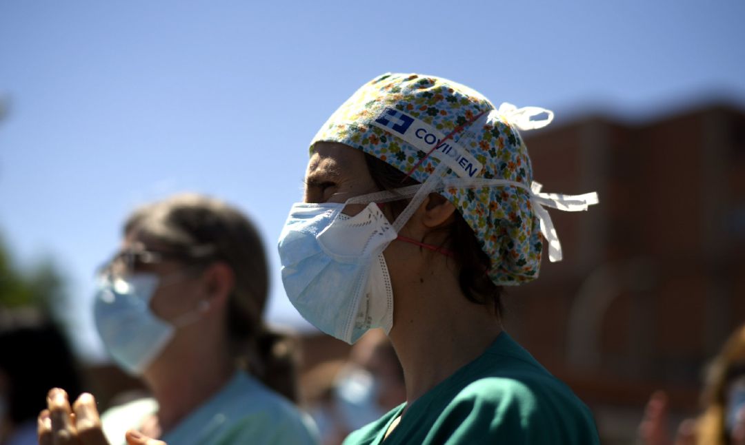 Dos sanitarios durante una concentración. Dos sanitarios durante una concentración.