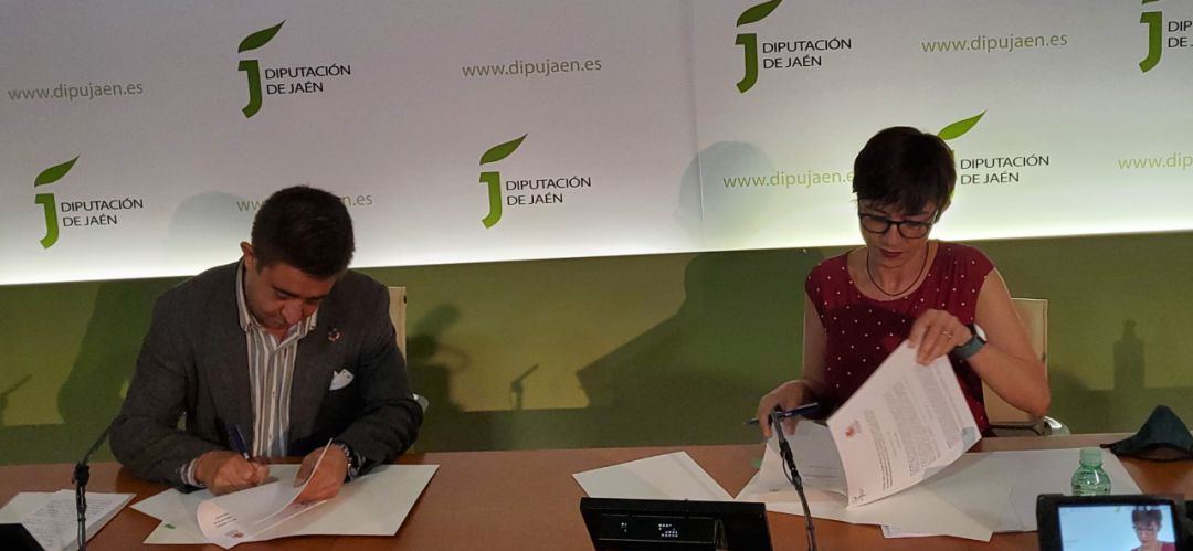 El presidente de la Diputación, Francisco Reyes y la directora general de la Guardia Civil, María Gámez, firman un acuerdo El presidente de la Diputación, Francisco Reyes y la directora general de la Guardia Civil, María Gámez, firman un acuerdo