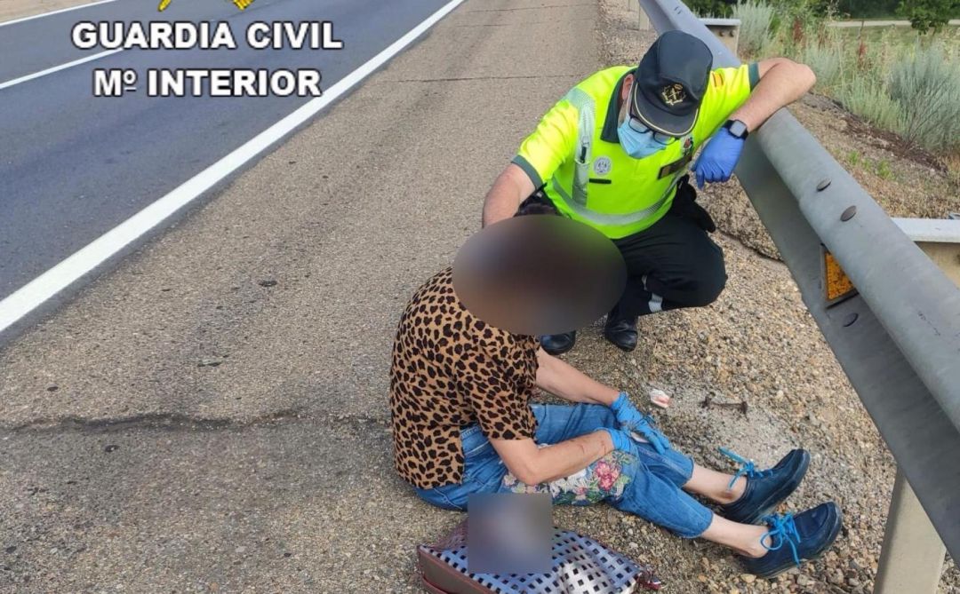 La mujer permaneció tirada en el arcen varios minutos sin que nadie le auxiliase La mujer permaneció tirada en el arcen varios minutos sin que nadie le auxiliase