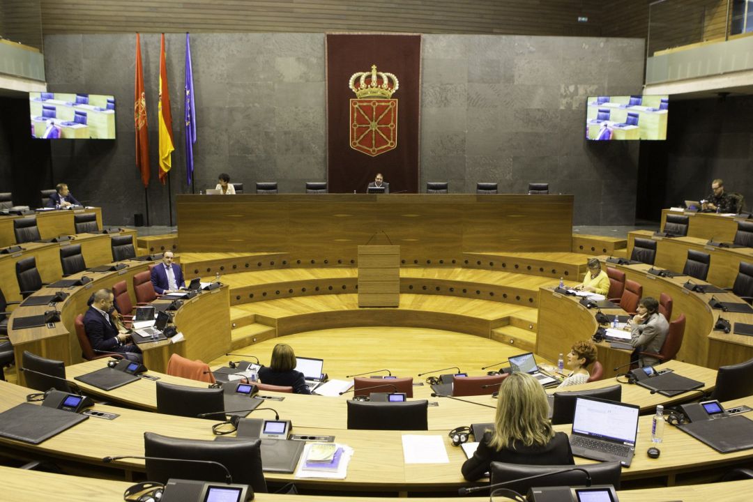 Mesa y Junta de Portavoces del Parlamento de Navarra en el salón de plenos para guardia distancia entre sus miembros como consecuencia del coronavirus. Mesa y Junta de Portavoces del Parlamento de Navarra en el salón de plenos para guardia distancia entre sus miembros como consecuencia del coronavirus.