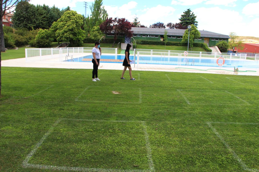 Las concejalas de Deportes y Servicios Municipales revisan las instalaciones de la piscina de verano de Cuéllar Las concejalas de Deportes y Servicios Municipales revisan las instalaciones de la piscina de verano de Cuéllar