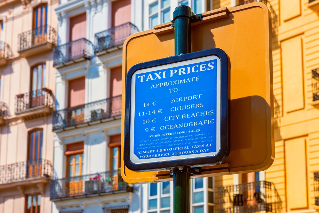 Cartel con tarifas de recorridos con taxi en València Cartel con tarifas de recorridos con taxi en València