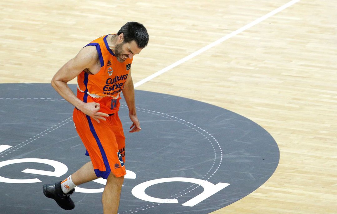 GRAFCVA6385. VALENCIA, El alero de Valencia Basket, Fernando San Emeterio, hace un gesto de rabia durante la disputa de la segunda semifinal de la fase final de la Liga Endesa ante Kirolbet Baskonia en el pabellón de la Fuente de San Luis de Valéncia. EFE, Manuel Bruque GRAFCVA6385. VALENCIA, El alero de Valencia Basket, Fernando San Emeterio, hace un gesto de rabia durante la disputa de la segunda semifinal de la fase final de la Liga Endesa ante Kirolbet Baskonia en el pabellón de la Fuente de San Luis de Valéncia. EFE, Manuel Bruque