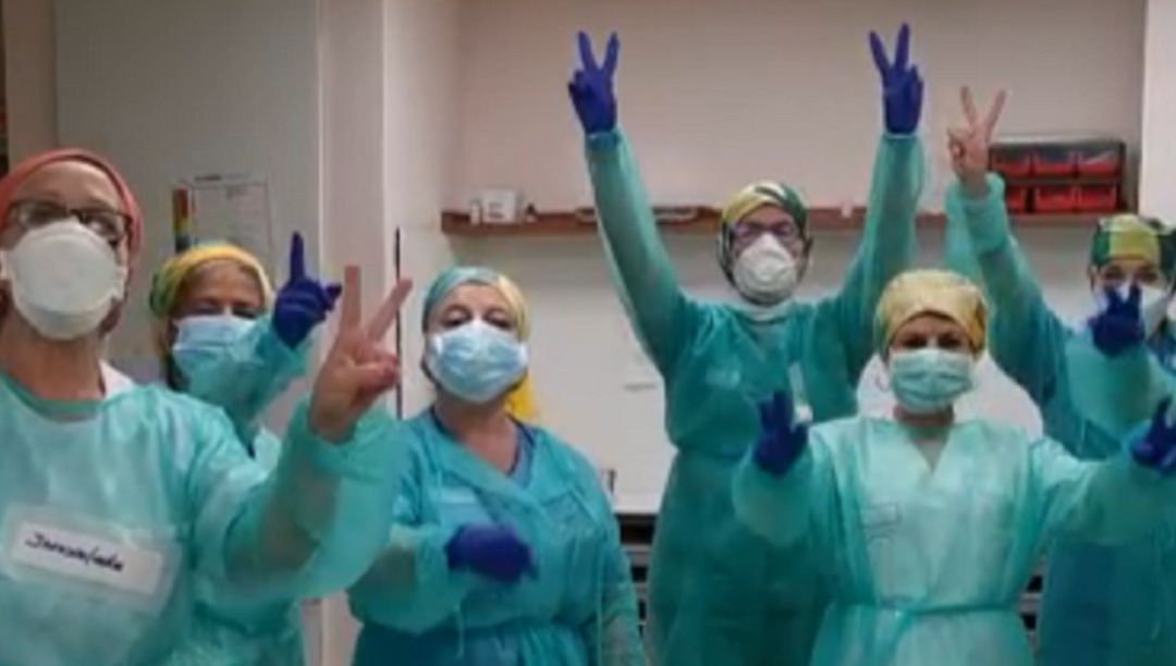 Sanitarios celebrando las buenas noticias Sanitarios celebrando las buenas noticias