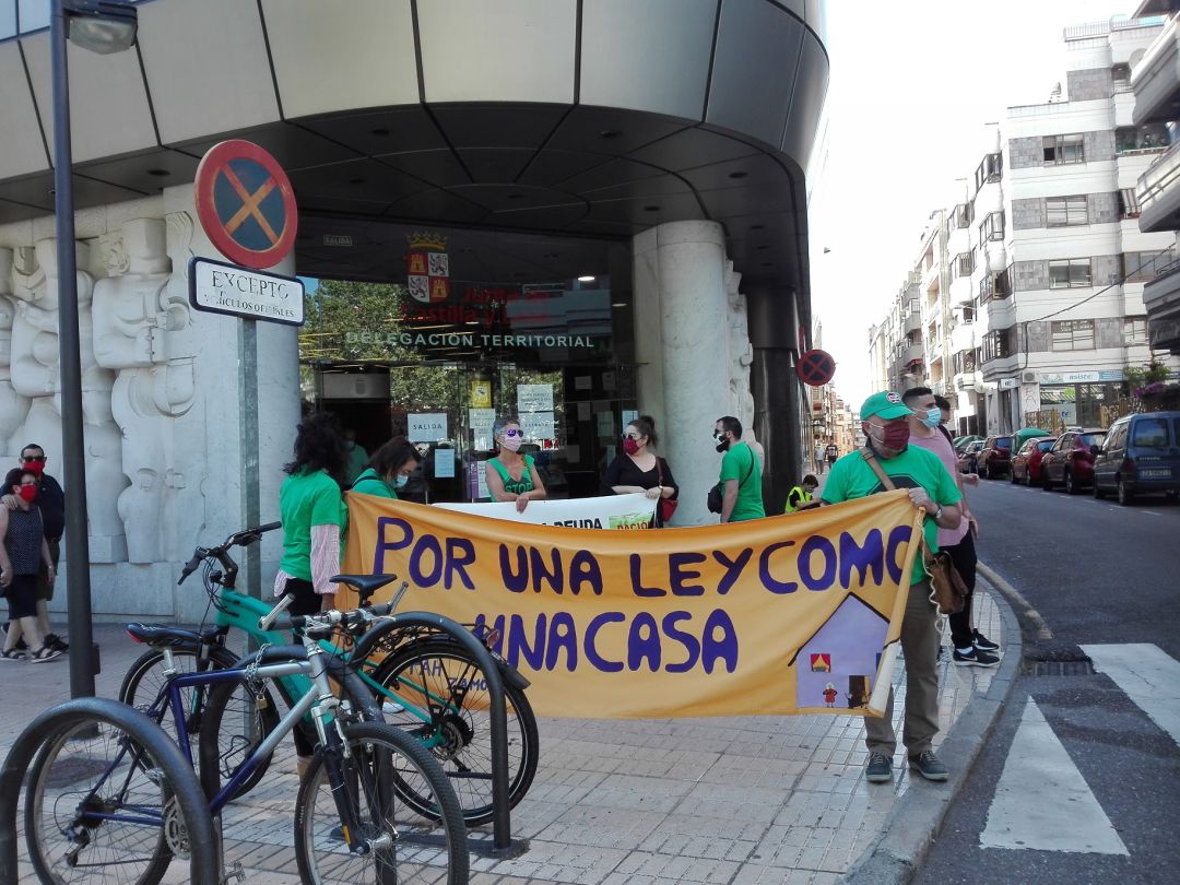 Protesta de la plataforma Stop Desahucios ante la Junta Protesta de la plataforma Stop Desahucios ante la Junta