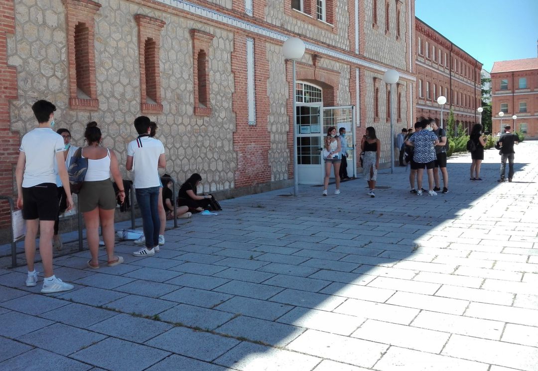 Alumnos saliendo de una de las pruebas de la EBAU Alumnos saliendo de una de las pruebas de la EBAU