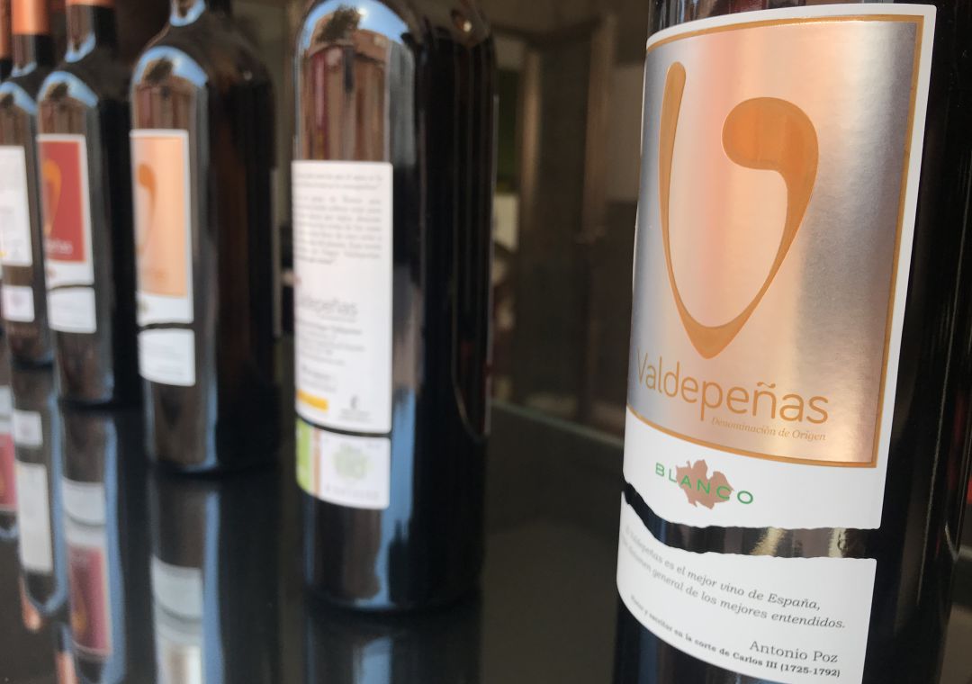 Imagen de algunas botellas de la Denominación de Origen Valdepeñas Imagen de algunas botellas de la Denominación de Origen Valdepeñas