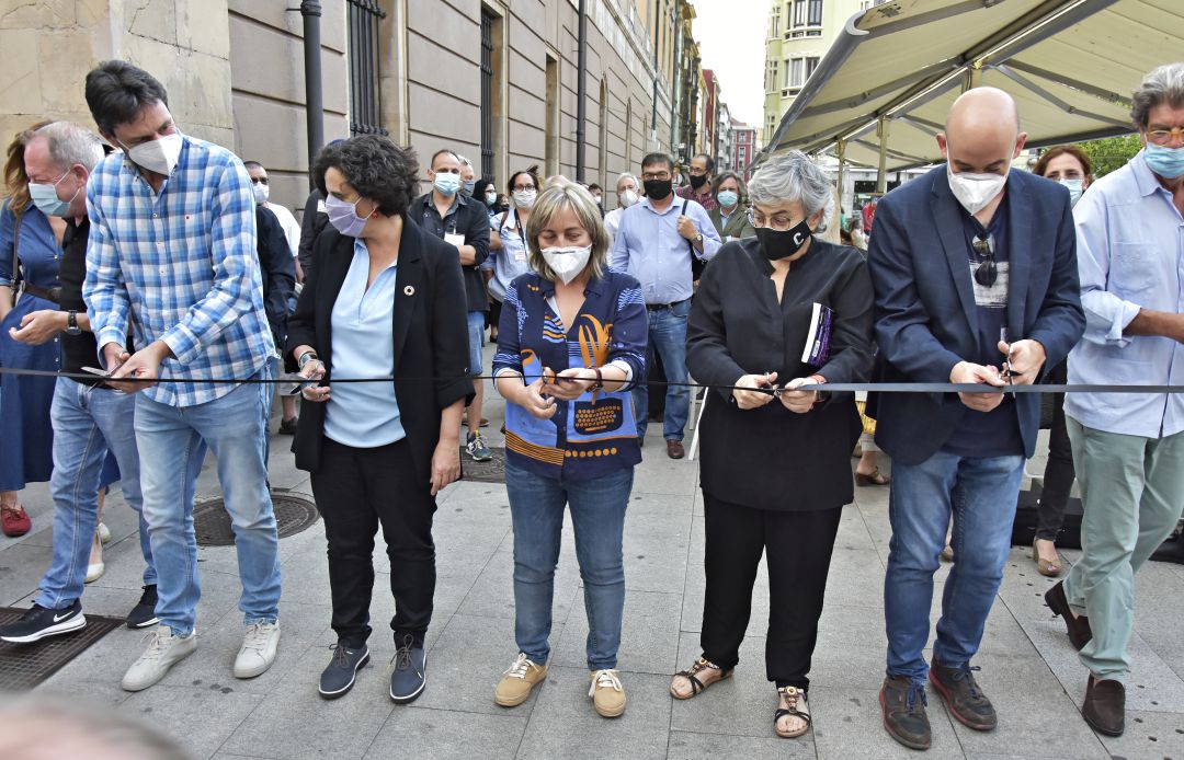 Las autoridades cortan la cinta inaugural de las 33 edición. Las autoridades cortan la cinta inaugural de las 33 edición.