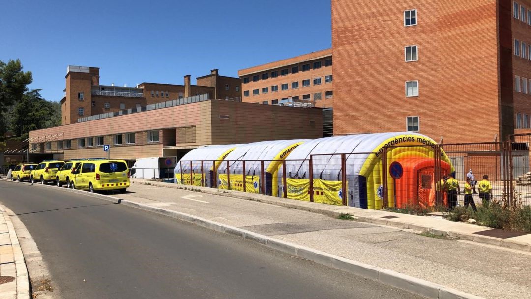 Área sanitaria móvil junto al Hospital Arnau de Vilanova de Lleida.
Área sanitaria móvil junto al Hospital Arnau de Vilanova de Lleida.