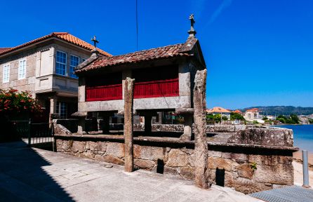 Un hórreo en Combarro, Pontevedra. Un hórreo en Combarro, Pontevedra.