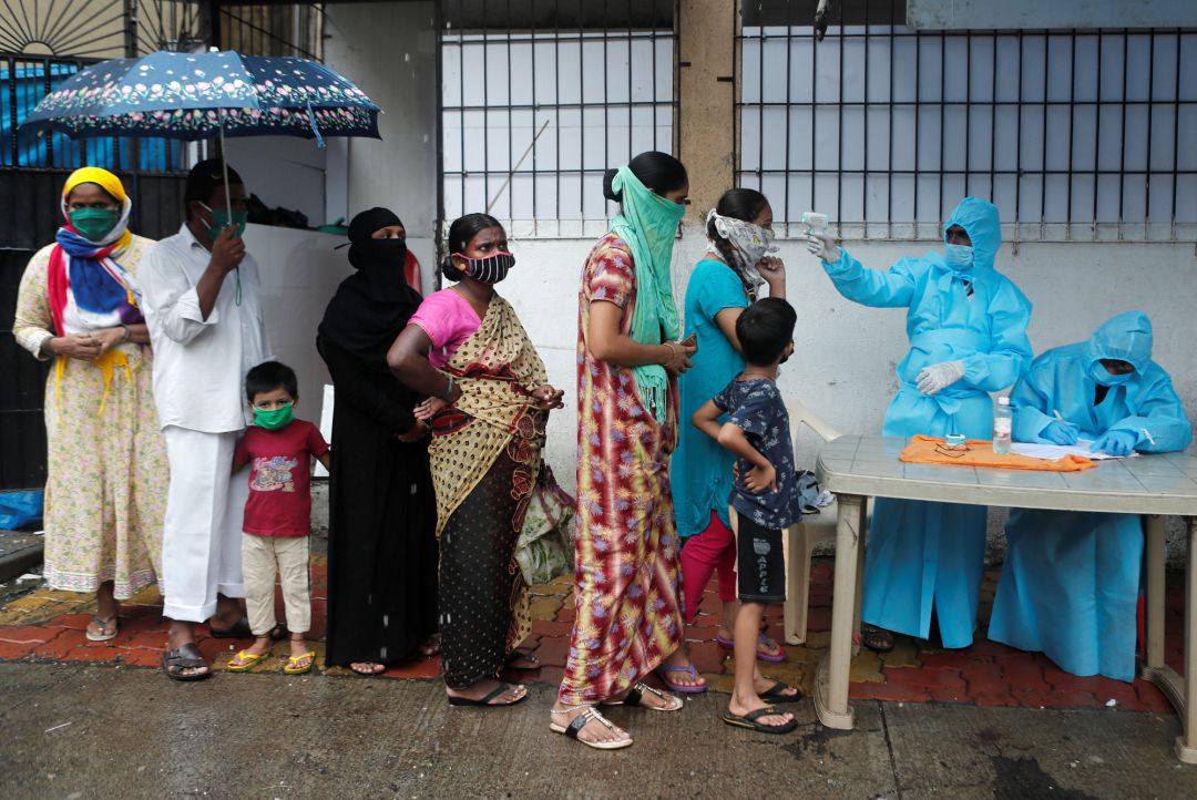 Varias mujeres de la India se miden la temperatura durante la campaña médica para luchar contra la pandemia en el país Varias mujeres de la India se miden la temperatura durante la campaña médica para luchar contra la pandemia en el país