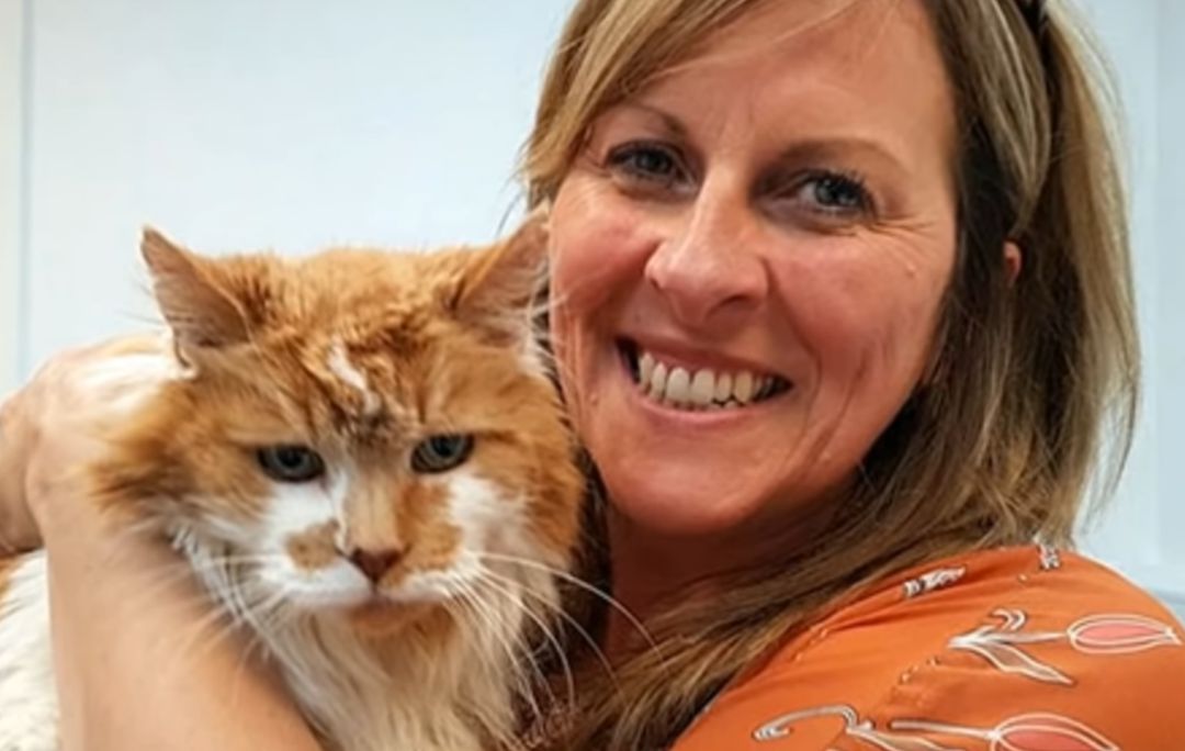 Michele Heritage con su gato Moggy Rubble. Michele Heritage con su gato Moggy Rubble.
