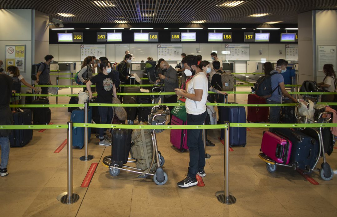 Pasajeros con maletas hacen cola para facturar en la Terminal T1 del Aeropuerto Adolfo Suárez Madrid-Barajas el pasado 1 de julio, día de su apertura y de algunas fronteras de España. Pasajeros con maletas hacen cola para facturar en la Terminal T1 del Aeropuerto Adolfo Suárez Madrid-Barajas el pasado 1 de julio, día de su apertura y de algunas fronteras de España.