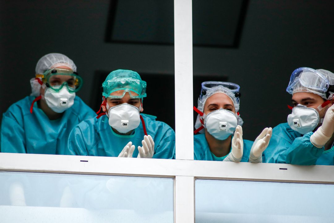 Varios sanitarios con protección EPI, mascarillas, gafas y guantes, aplauden en agradecimiento desde la ventana el homenaje a los Sanitarios celebrado en el Hospital Fundación Jiménez Díaz. Varios sanitarios con protección EPI, mascarillas, gafas y guantes, aplauden en agradecimiento desde la ventana el homenaje a los Sanitarios celebrado en el Hospital Fundación Jiménez Díaz.