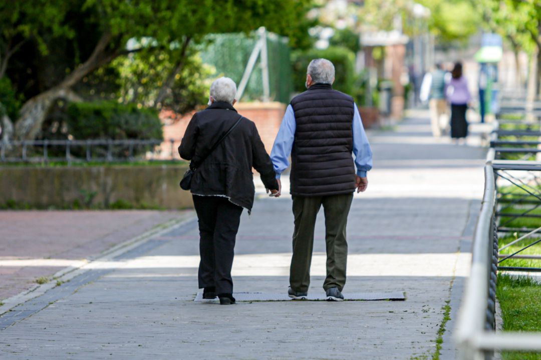 Dos ancianos en un parque, en Madrid (España). Dos ancianos en un parque, en Madrid (España).
