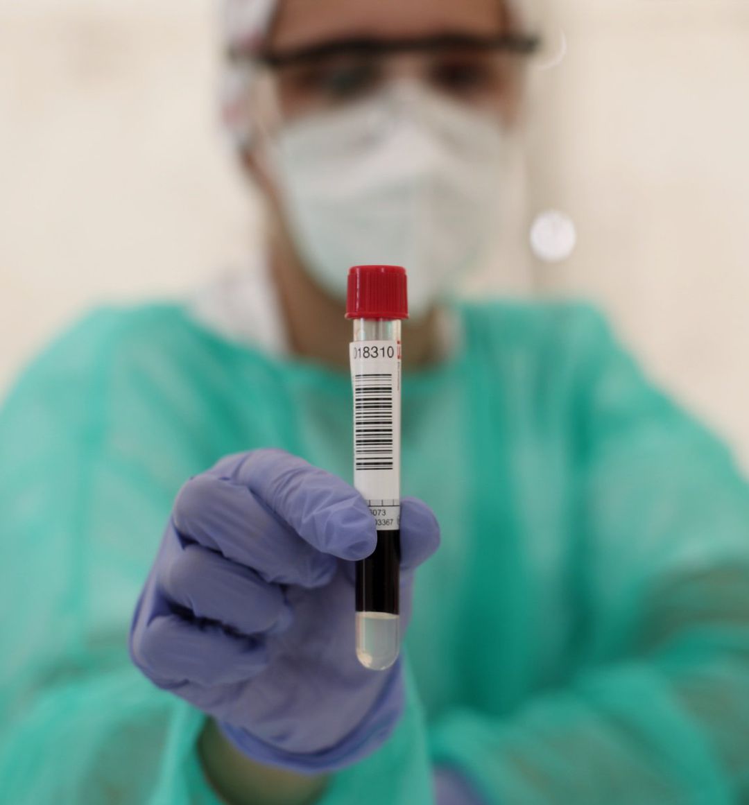 Un sanitario muestra un tubo de ensayo con muestras de un paciente durante la quinta jornada del test serológico masivo de coronavirus Un sanitario muestra un tubo de ensayo con muestras de un paciente durante la quinta jornada del test serológico masivo de coronavirus
