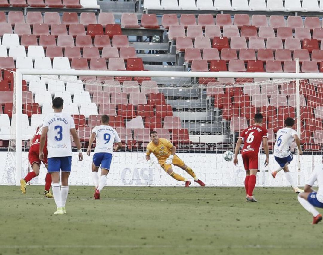 Milla, en el momento de marcar de penalti. Milla, en el momento de marcar de penalti.