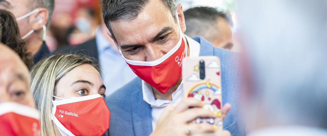 Pedro Sánchez se hace una foto con una simpatizante socialista Pedro Sánchez se hace una foto con una simpatizante socialista