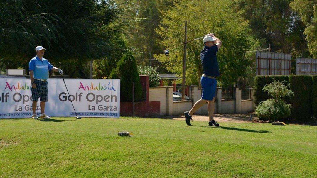 Dos personas juegan al golf en el campo de la Garza de Linares. Dos personas juegan al golf en el campo de la Garza de Linares.