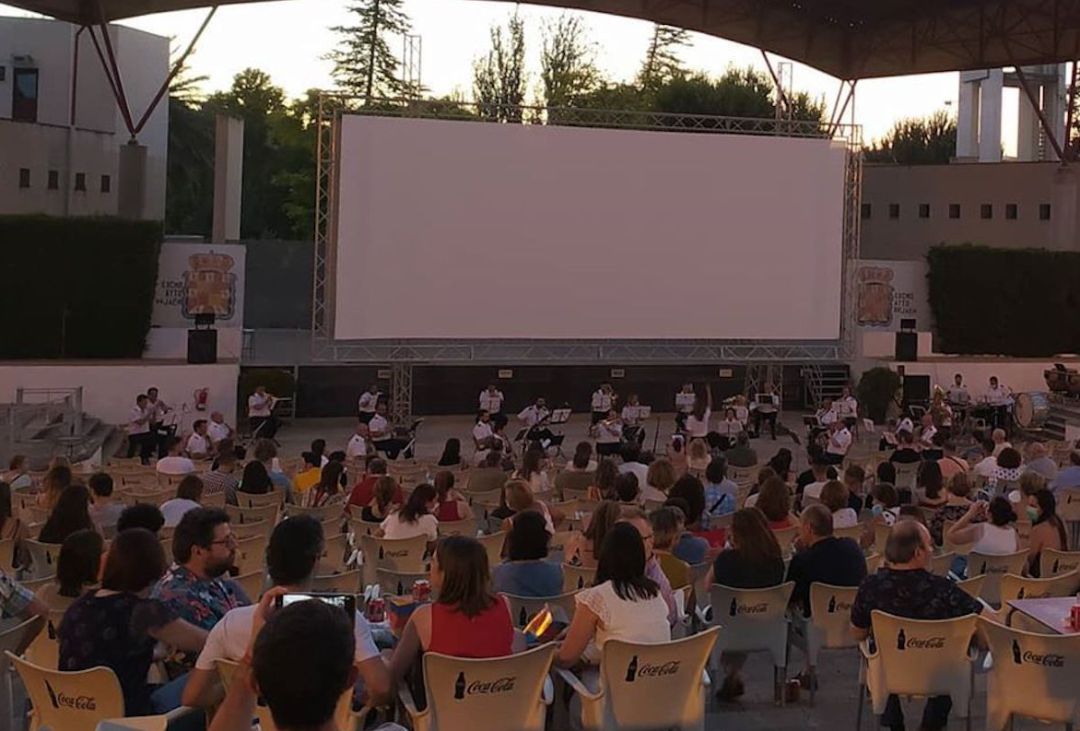 Público asistente a la primera sesión del cine de verano de la capital. Público asistente a la primera sesión del cine de verano de la capital.