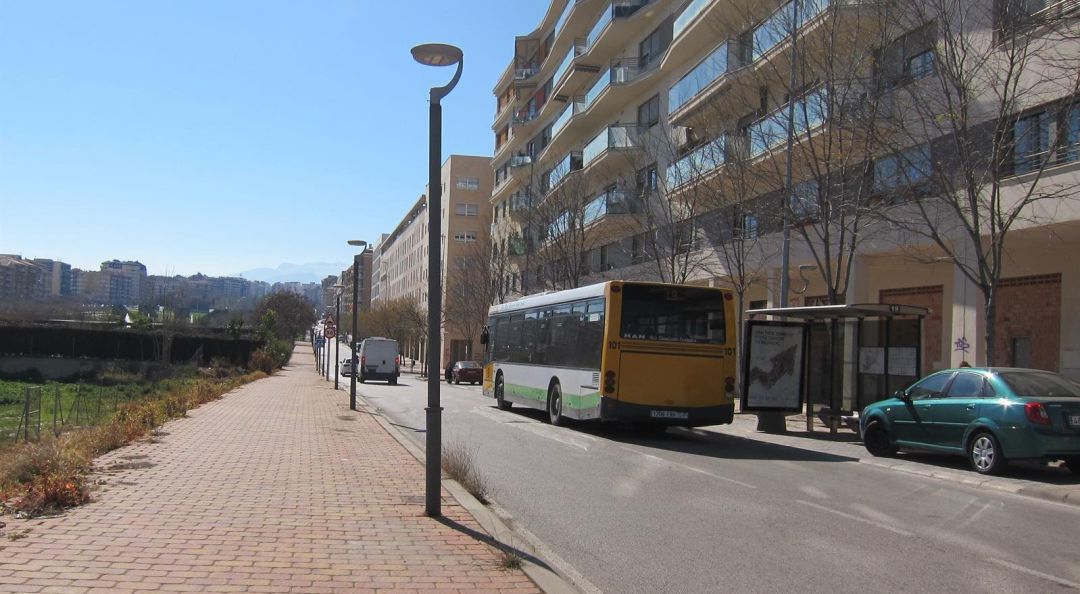 Un autobús urbano recorre el Paseo de España de la capital. Un autobús urbano recorre el Paseo de España de la capital.