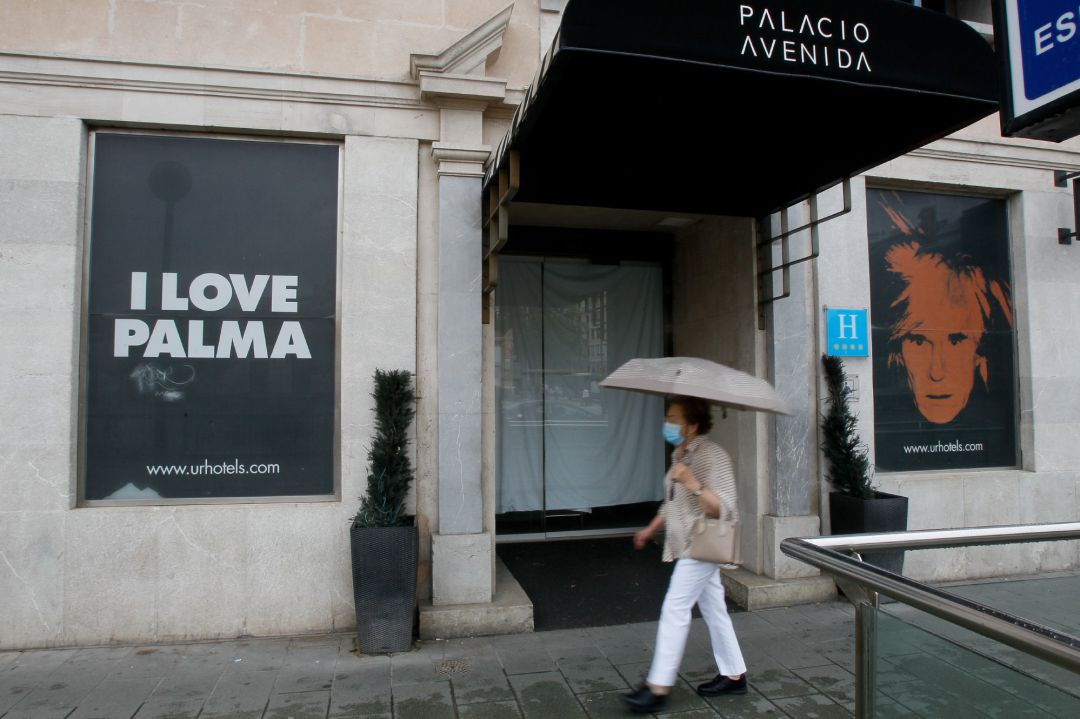 Una mujer pasa junto al exterior del Hotel Palacio Avenida Una mujer pasa junto al exterior del Hotel Palacio Avenida