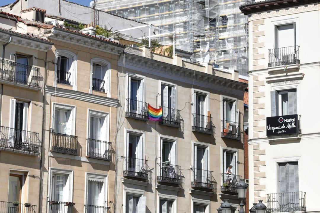 Banderas LGTB en el barrio de Chueca, el día en el que tiene lugar la manifestación del Orgullo Estatal LGTBI de 2020 en formato exclusivamente online. Banderas LGTB en el barrio de Chueca, el día en el que tiene lugar la manifestación del Orgullo Estatal LGTBI de 2020 en formato exclusivamente online.
