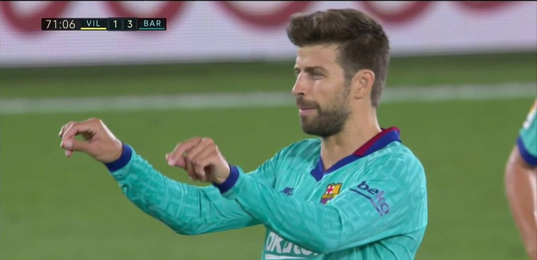 Gerard Piqué, durante la decisión del VAR en La Cerámica Gerard Piqué, durante la decisión del VAR en La Cerámica