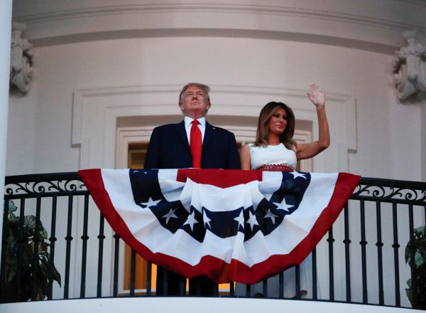 Donald Trump y Melania Trump ven desde un balcón de la Casa Blanca los fuegos artificiales de la ceremonia del 4 de julio celebrada en Washington, D.C.