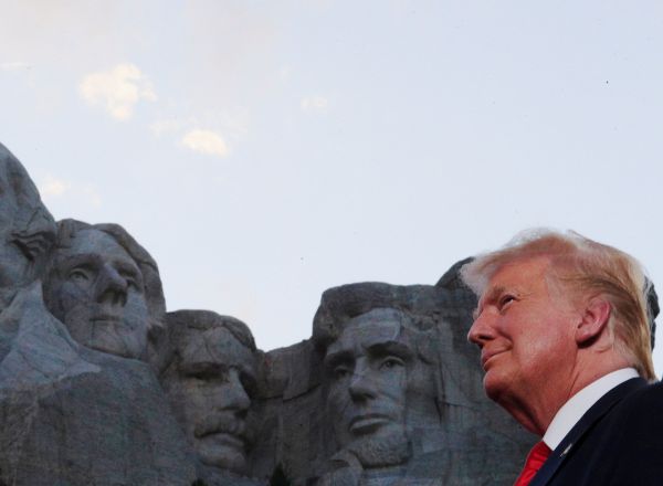 Donald Trump frente al Mt. Rushmore durante el mitín celebrado bajo el monumento de piedra.