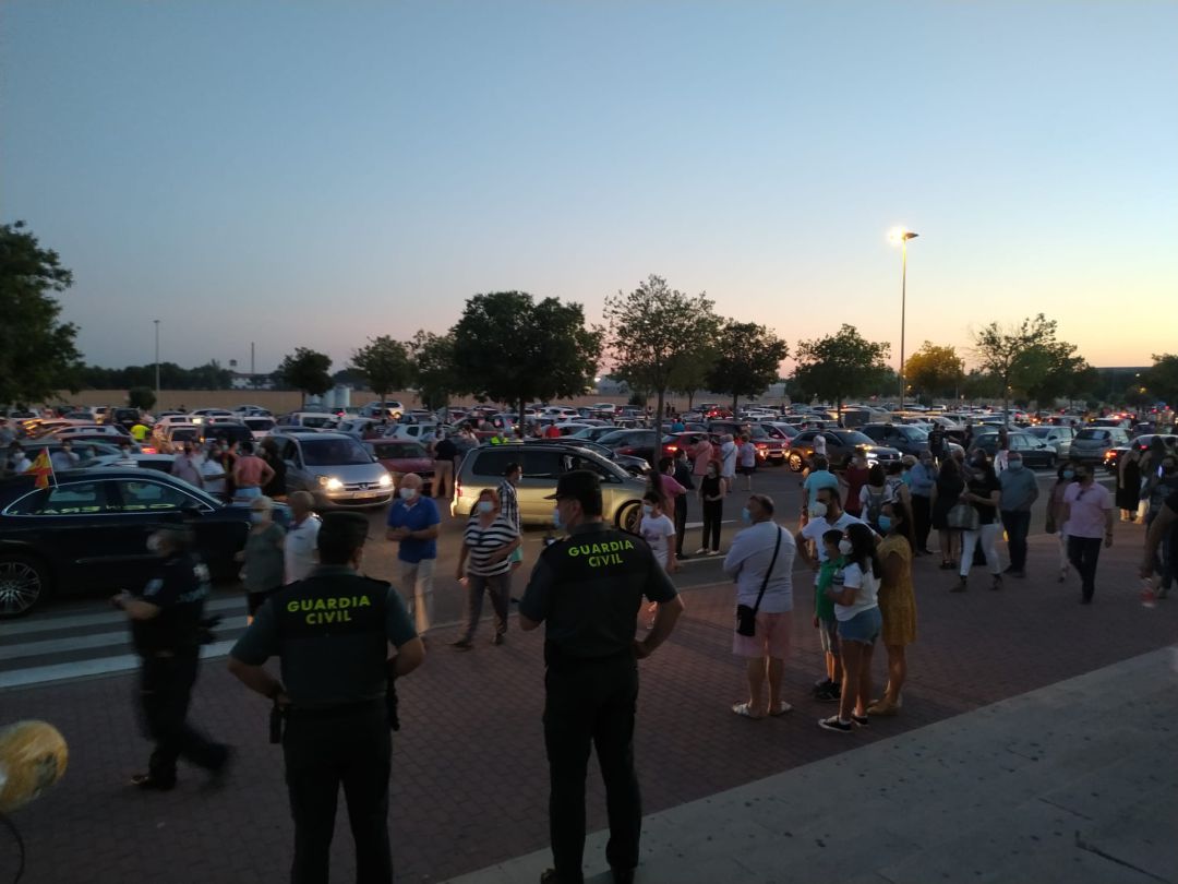 Coches llegando al parking del Hospital de Tomelloso Coches llegando al parking del Hospital de Tomelloso