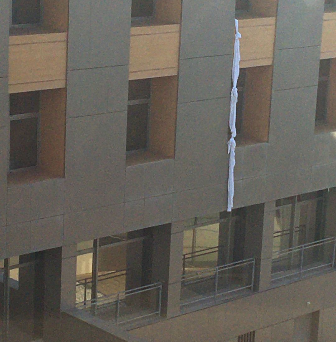 Imagenes del hospital de Santa Lucía y la sábanas anudadas para formar una cuerda por donde ha escapadu el inmigrante argelino. Imagenes del hospital de Santa Lucía y la sábanas anudadas para formar una cuerda por donde ha escapadu el inmigrante argelino.