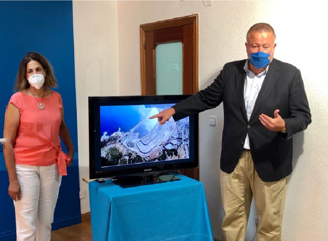 El senador Francisco Bernabé, señalando una foto de la Bahía de Portmán, junto a la diputada Isabel Borrego El senador Francisco Bernabé, señalando una foto de la Bahía de Portmán, junto a la diputada Isabel Borrego