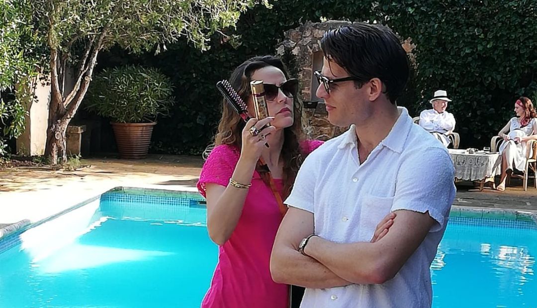 Inma en pleno proceso de maquillaje y peluqueria a uno de los actores en la serie 'El escándalo de Christine Keeler' Inma en pleno proceso de maquillaje y peluqueria a uno de los actores en la serie 'El escándalo de Christine Keeler'