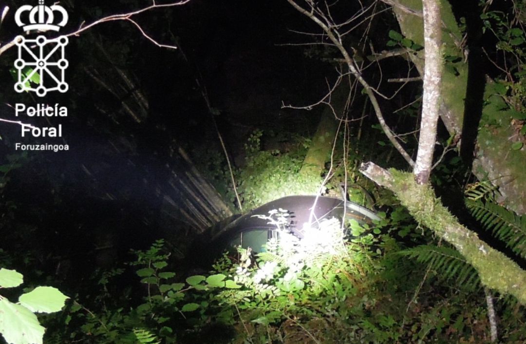 Imagen del vehículo siniestrado en el barranco Imagen del vehículo siniestrado en el barranco
