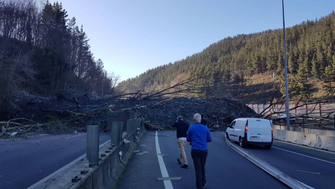 Imangen de la AP8 tras el derrumbe del vertedero de Zaldibar Imangen de la AP8 tras el derrumbe del vertedero de Zaldibar